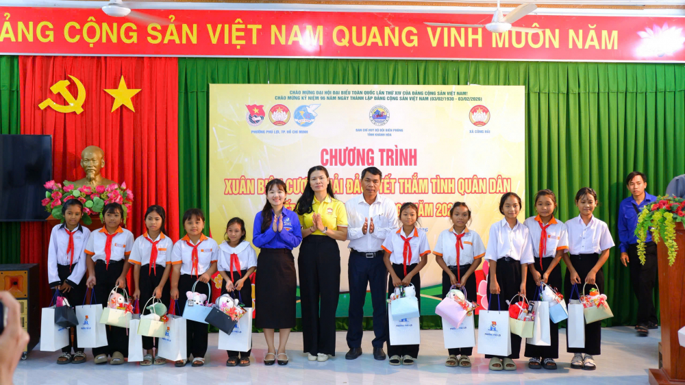 Đại diện Hội LHPN và Đoàn Thanh niên phường Phú Lợi trao quà cho học sinh có hoàn cảnh khó khăn tại xã Công Hải, tỉnh Khánh Hòa.