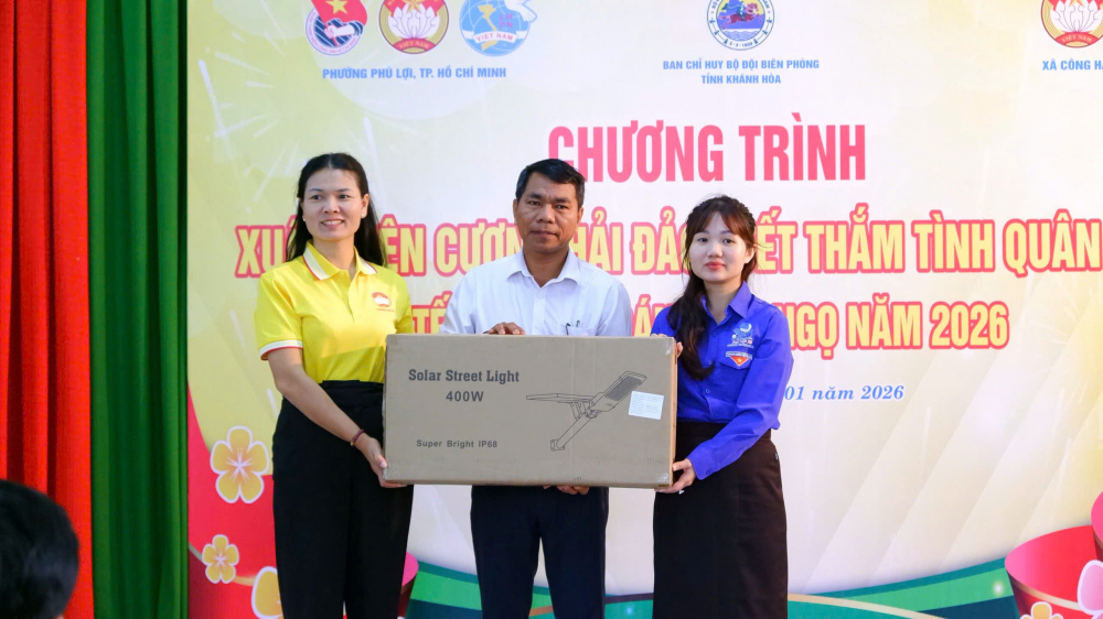 Trao đèn năng lượng mặt trời cho UBND xã Công Hải 