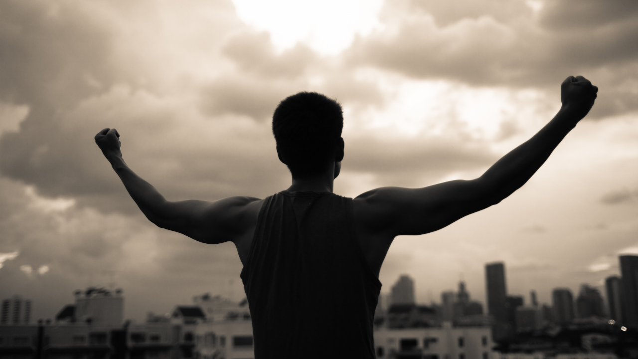 Cơ bắp không quyết định một người đàn ông là mạnh mẽ hay yếu đuối. Đôi khi sự mạnh mẽ hay không nằm ở những quyết định có trách nhiệm của người đàn ông đó trong cuộc đời - Ảnh: Canva Pro