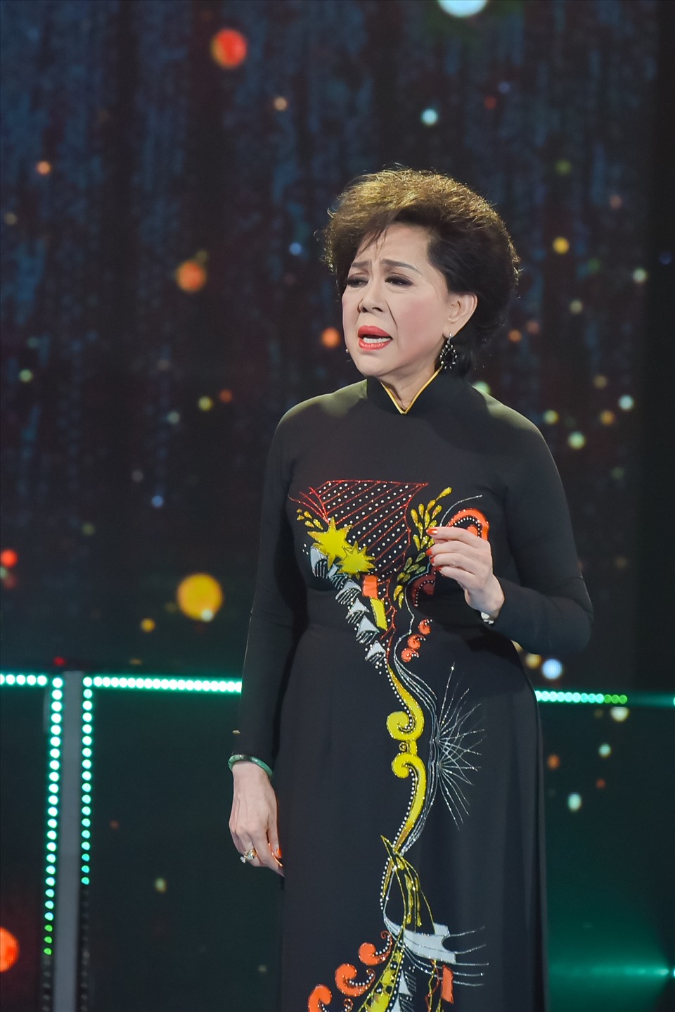 Sau này khi đã lớn tuổi, ca sĩ Giao Linh vẫn miệt mài gắn bó với sân khấu