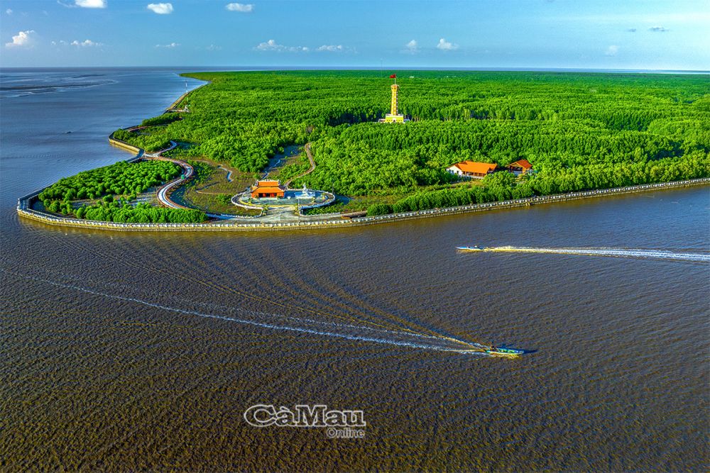 Mũi Cà Mau - vùng đất địa đầu cực Nam Tổ quốc, giữ vị thế chiến lược đặc biệt về quốc phòng, an ninh và phát triển kinh tế biển của đất nước. Ảnh: Huỳnh Lâm