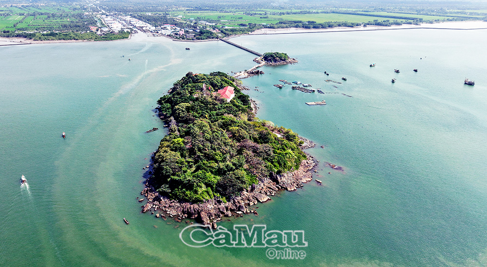 / Du lịch Cà Mau phát triển gắn với khai thác hiệu quả tiềm năng, lợi thế kinh tế biển, sinh thái và bản sắc văn hoá địa phương. Ảnh: Trần Nguyên