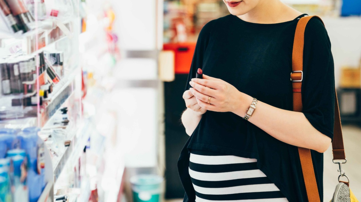 Việc sử dụng các sản phẩm chăm sóc cá nhân cũng có thể làm tăng nguy cơ tiếp xúc với các hóa chất PFAS trong thai kỳ - Ảnh: Freepik