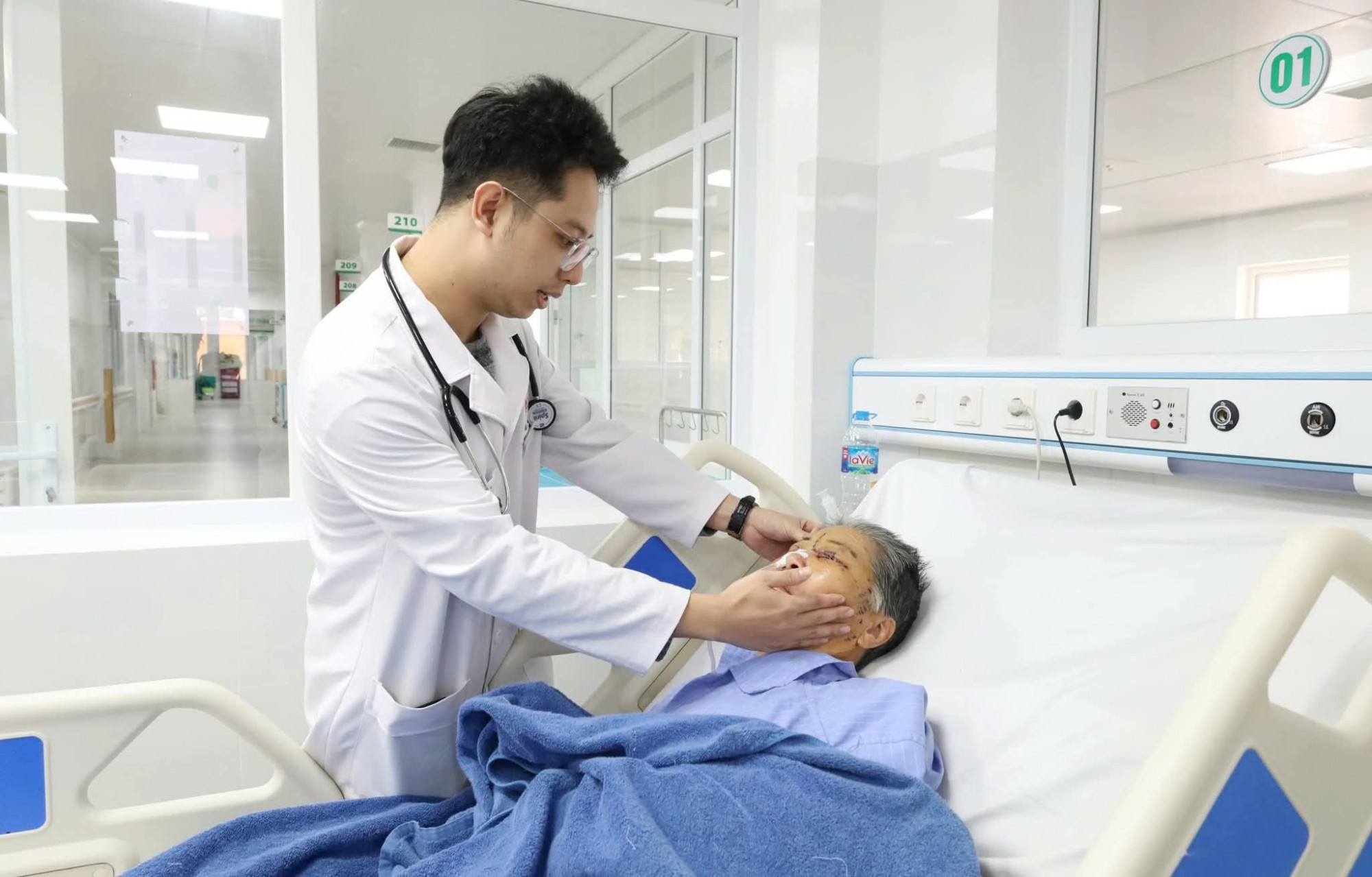 Bệnh nhân nữ bị chó nhà cắn hỏng 1 bên mắt - ảnh: Bệnh viện cung cấp