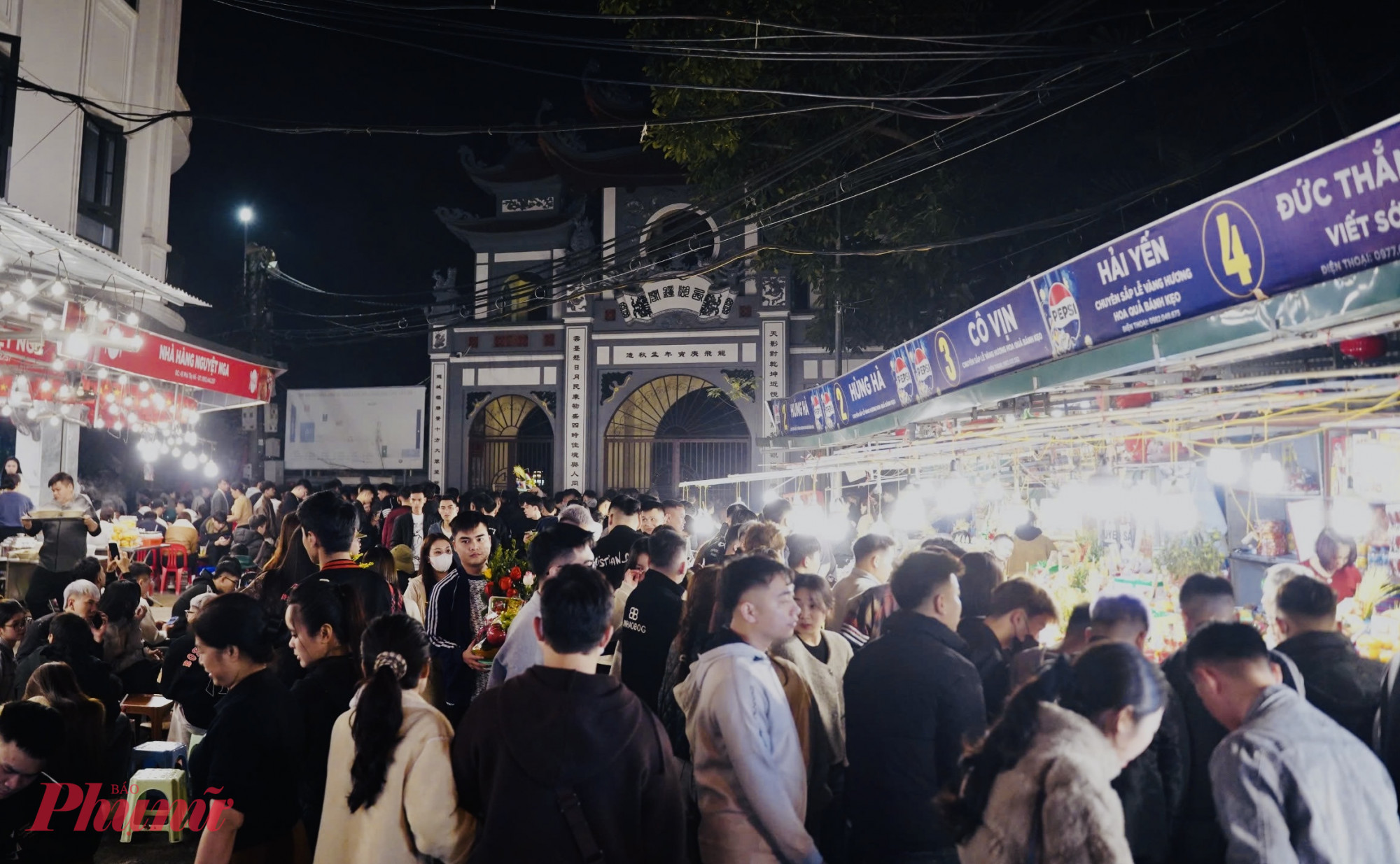 0g ngày 19/1 (tức ngày mùng 1 Tháng Chạp năm Ất Tỵ) Hàng nghìn người từ khắp các quận, huyện đổ về khiến các bãi trông giữ xe luôn trong tình trạng quá tải. Càng về khuya, không khí tại đây càng trở nên náo nhiệt bởi tiếng bước chân, tiếng mời chào mua lễ vật và mùi hương trầm thoang thoảng trong gió lạnh.