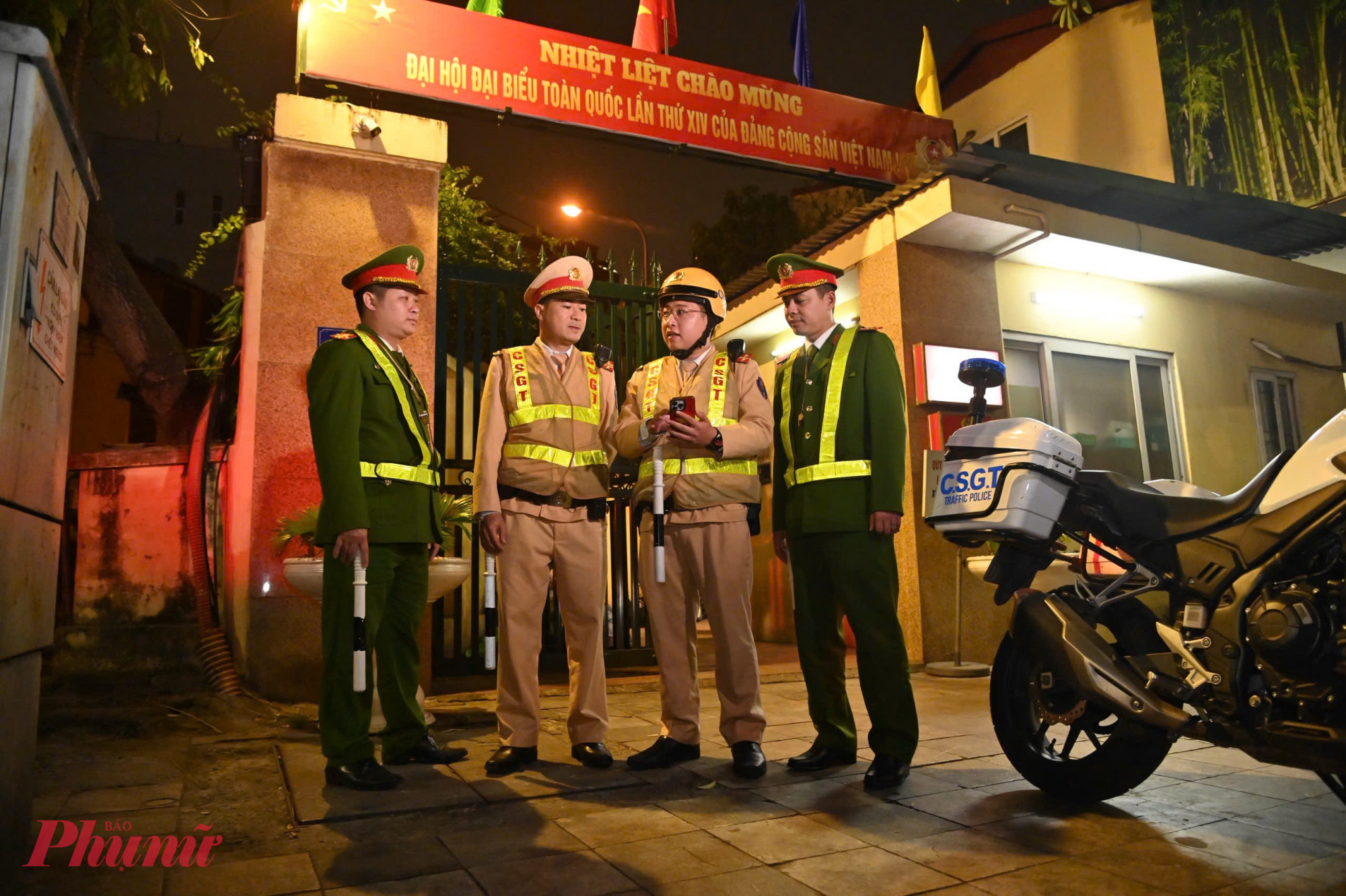 Thiếu tá Nguyễn Hoàng Ninh, Đội trưởng Đội Cảnh sát giao thông đường bộ số 1 cho biết, nhằm bảo đảm trật tự, an toàn giao thông và trật tự xã hội trên địa bàn, đơn vị đã phối hợp chặt chẽ với Công an cơ sở, tăng cường tuần tra, kiểm soát, xử lý nghiêm các vi phạm về trật tự, an toàn giao thông, trật tự đô thị. Nhiệm vụ trọng tâm là bảo đảm tuyệt đối an toàn cho các đoàn đại biểu, lãnh đạo Đảng, Nhà nước và toàn bộ các hoạt động của Đại hội, đồng thời hạn chế thấp nhất ảnh hưởng đến sinh hoạt, đi lại bình thường của người dân.