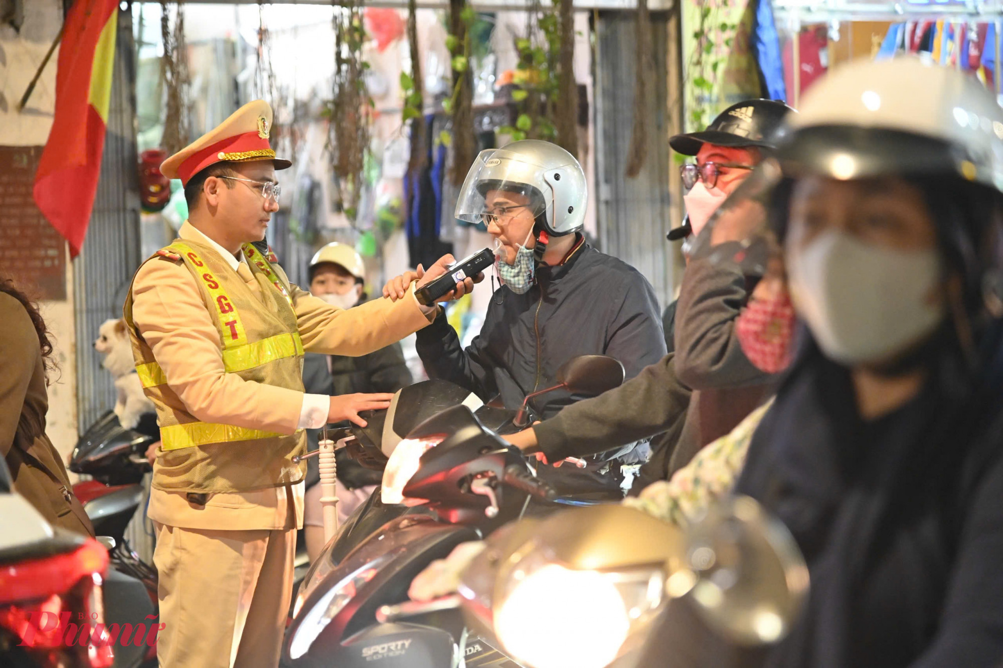 Bên cạnh công tác bảo đảm trật tự đô thị, lực lượng chức năng còn tổ chức kiểm soát nồng độ cồn đối với người điều khiển phương tiện tham gia giao thông. 