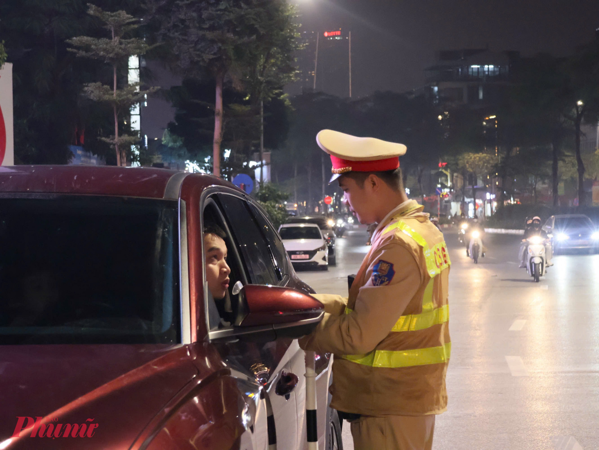 Trung tá Dương Thanh Tuấn, cán bộ Đội Cảnh sát giao thông đường bộ số 3 cho biết, thực hiện kế hoạch của Công an Thành phố, đơn vị đã bố trí các tổ tuần tra, kiểm soát khép kín địa bàn, với mục tiêu giữ gìn trật tự, an toàn giao thông, chủ động phòng ngừa, đấu tranh với các loại tội phạm trên các tuyến giao thông, quyết tâm bảo đảm an ninh, trật tự trong thời gian diễn ra Đại hội.