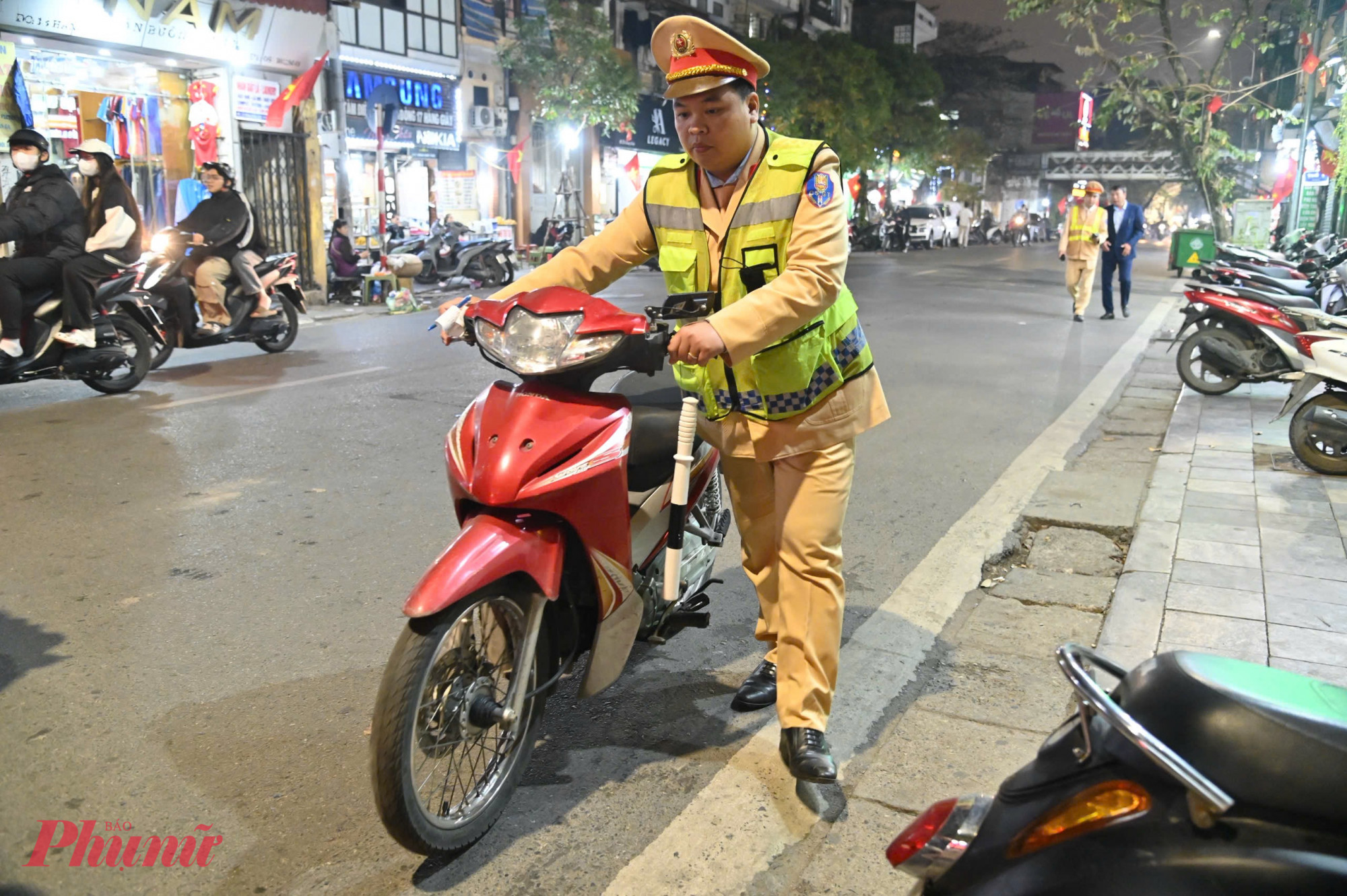 Trong hơn 1 giờ đồng hồ, 4 trường hợp vi phạm bị phát hiện, xử lý.