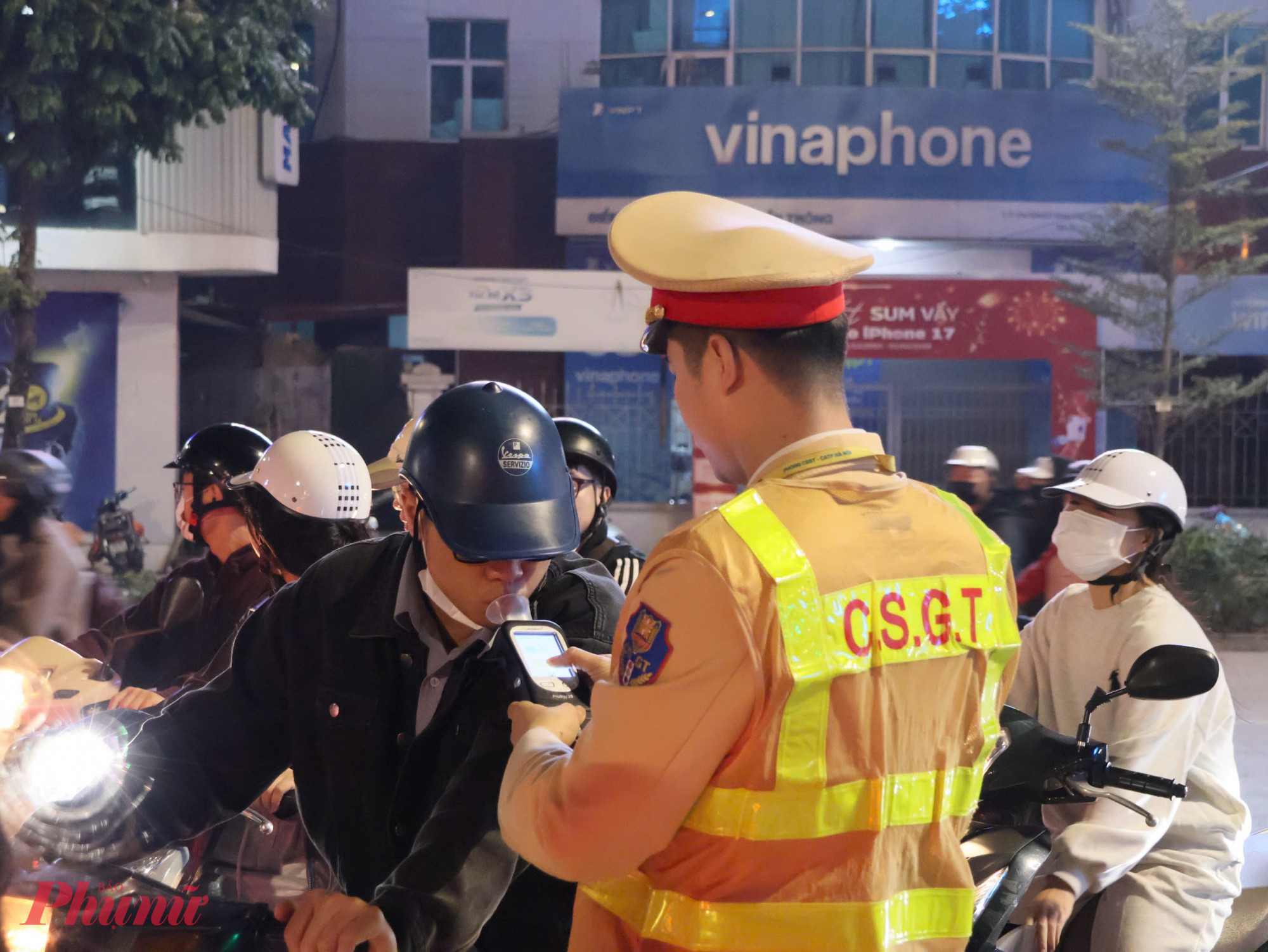 Việc kiểm tra được tiến hành công khai, đảm bảo quy trình, quy định.  Tại thời điểm ghi nhận, tổ công tác đã phát hiện và xử lý 7 trường hợp vi phạm, trong đó có trường hợp vi phạm nồng độ cồn vượt mức “kịch khung”.