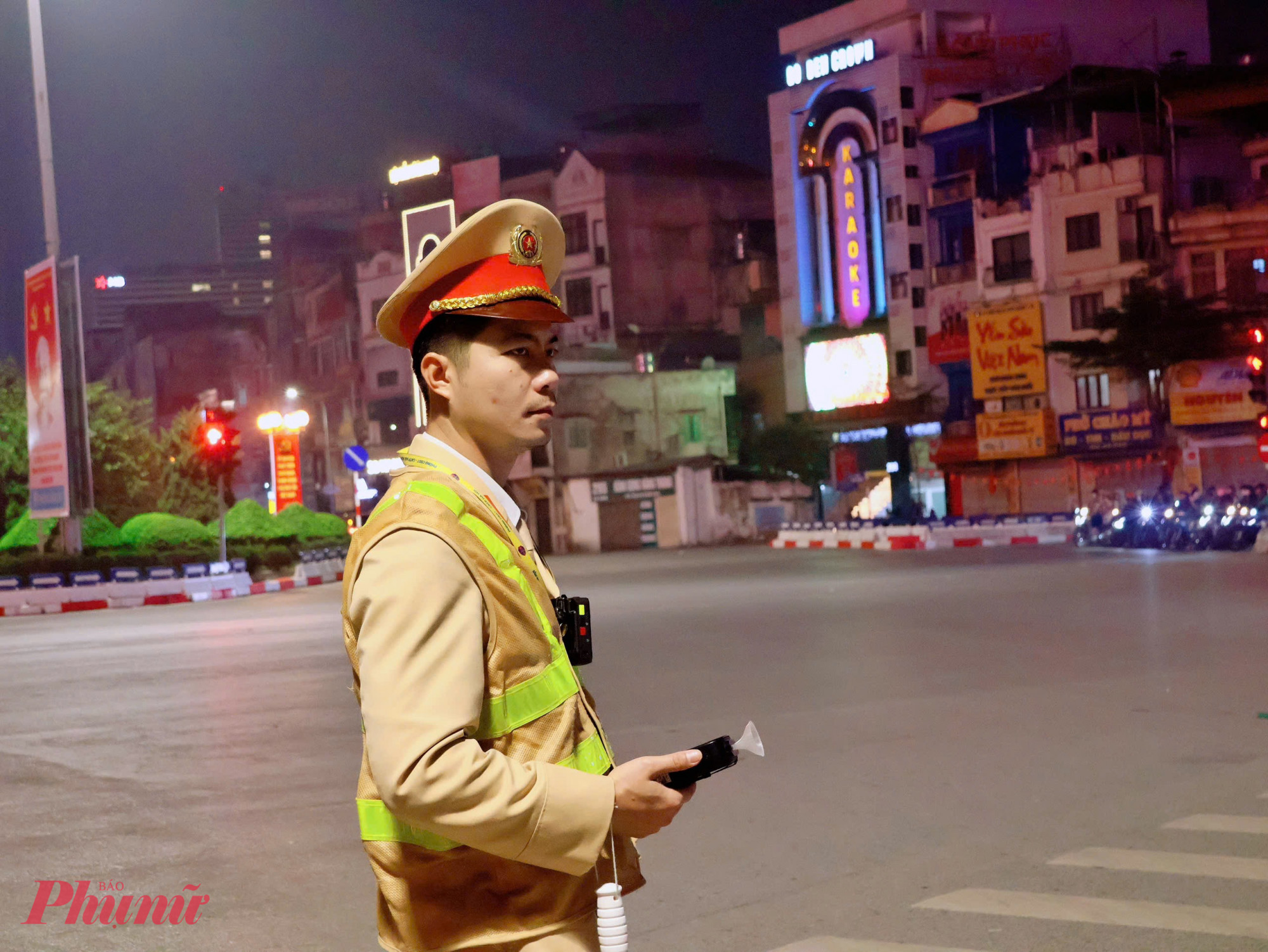 Tối cùng ngày, cùng ngày, tại nút giao Xã Đàn - La Thành, phường Văn Miếu - Quốc Tử Giám, tổ công tác Đội Cảnh sát giao thông đường bộ số 3 tiếp tục duy trì hoạt động kiểm soát nồng độ cồn đối với người điều khiển phương tiện tham gia giao thông