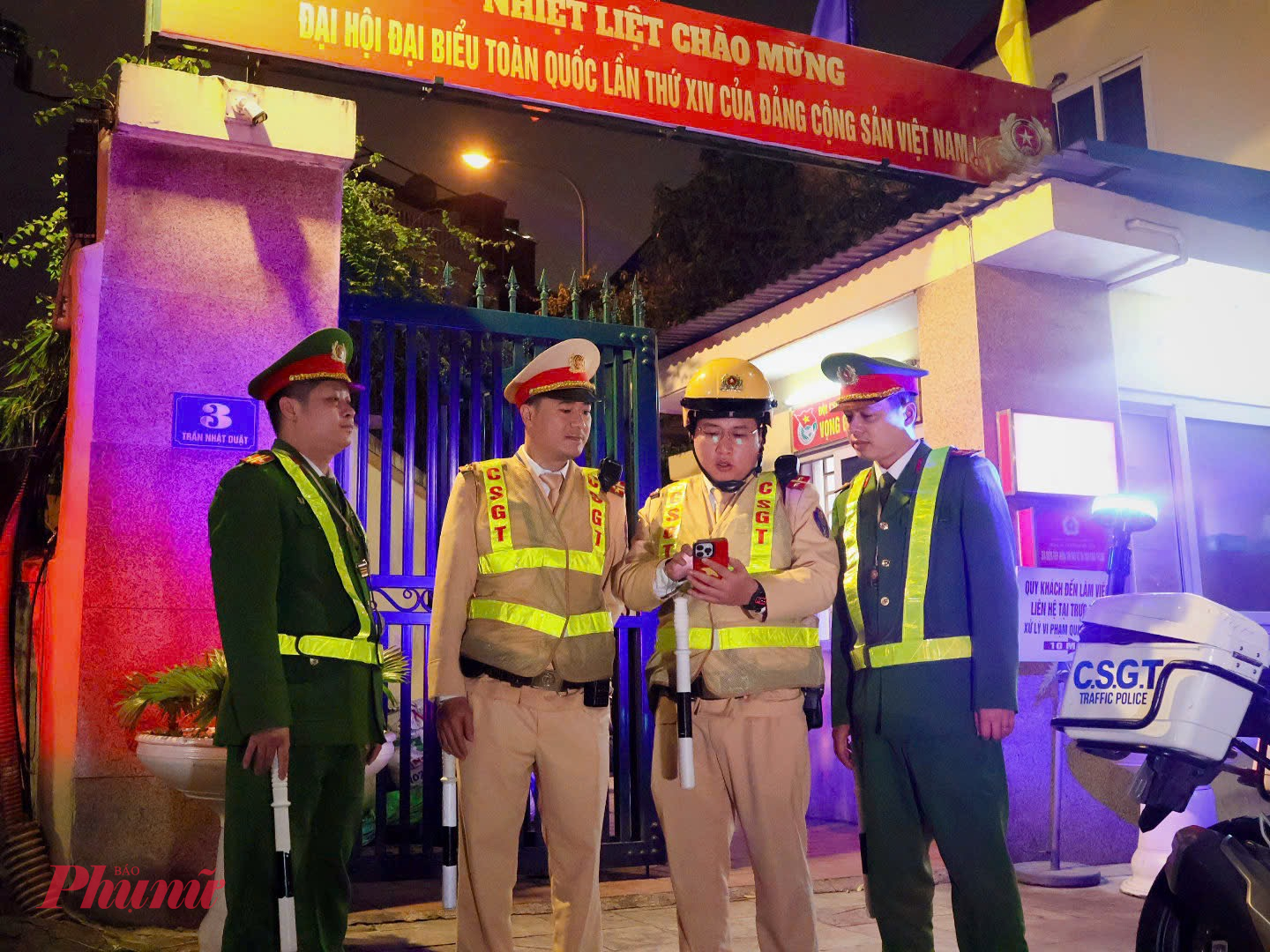 Ghi nhận tối 19/1, Đội Cảnh sát giao thông đường bộ số 1 phối hợp với Công an phường Hoàn Kiếm tổ chức tuần tra, kiểm soát trên địa bàn, tập trung tại các tuyến phố trọng điểm, khu vực trung tâm nhằm bảo đảm trật tự, an toàn giao thông, trật tự đô thị và giữ gìn an ninh, trật tự trong thời gian diễn ra Đại hội.