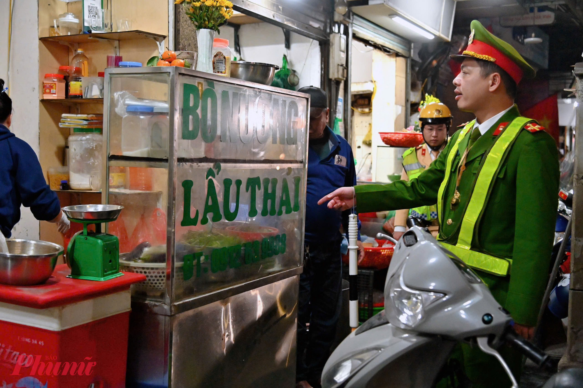 Tổ công tác kiểm tra, nhắc nhở một số hộ kinh doanh buôn bán đêm trên phố