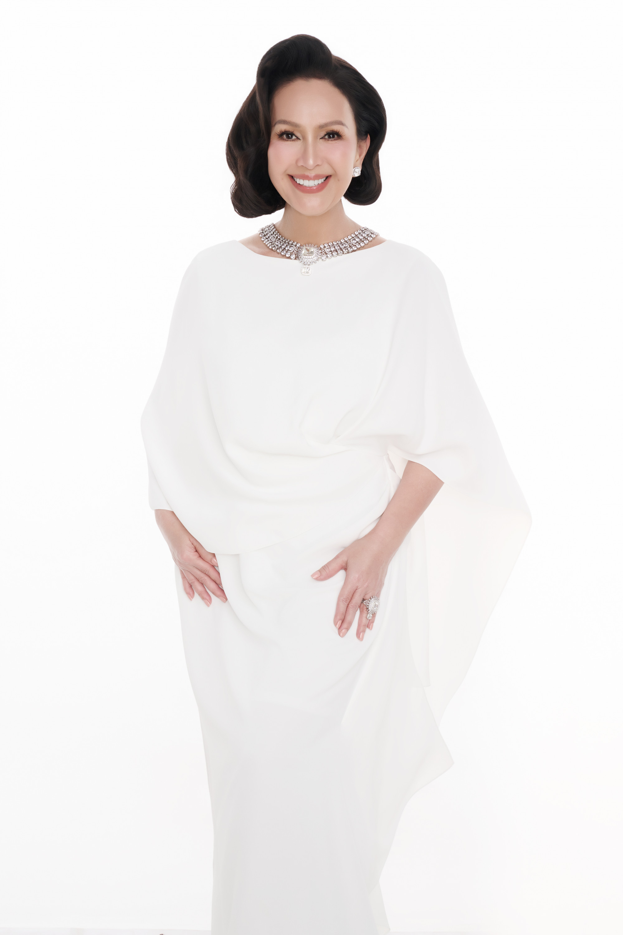 Xuất hiện trong những thiết kế gam trắng tối giản của NTK Đỗ Mạnh Cường, Diễm My ghi điểm tuyệt đối với làn da mịn màng, nụ cười rạng rỡ và ánh mắt toát lên sự viên mãn. Kiểu tóc uốn cổ điển, lối trang điểm nhẹ nhàng, trong trẻo giúp tôn lên đường nét gương mặt hài hòa. Những món trang sức được tiết chế, đồng điệu với trang phục càng làm nổi bật phong thái quý phái.