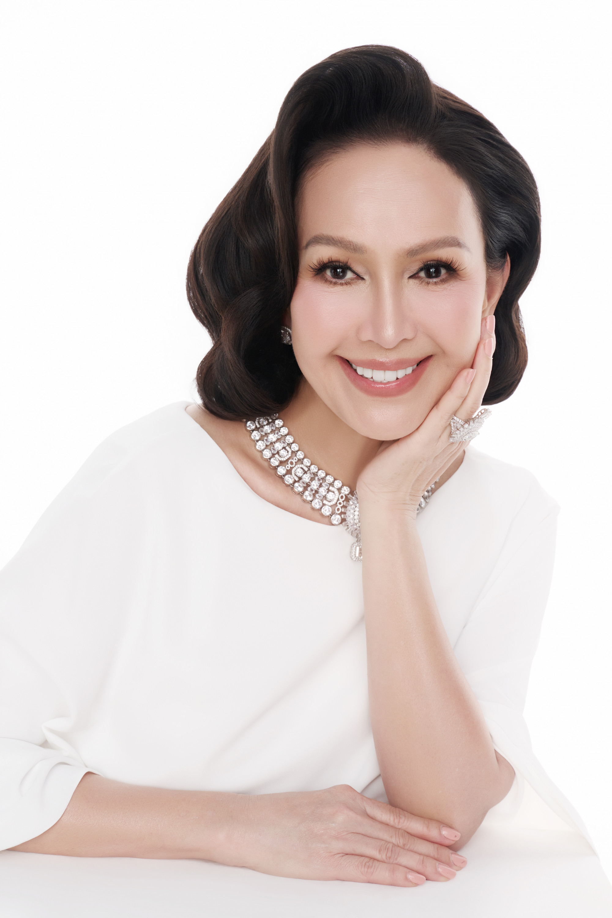 Điểm gây ấn tượng mạnh trong loạt ảnh lần này chính là làn da căng mịn, đều màu và rạng rỡ của Diễm My, yếu tố hiếm thấy ở phụ nữ tuổi ngoài 60. Làn da của nữ diễn viên vẫn giữ được độ tươi sáng tự nhiên, gần như không lộ dấu hiệu tuổi tác. 