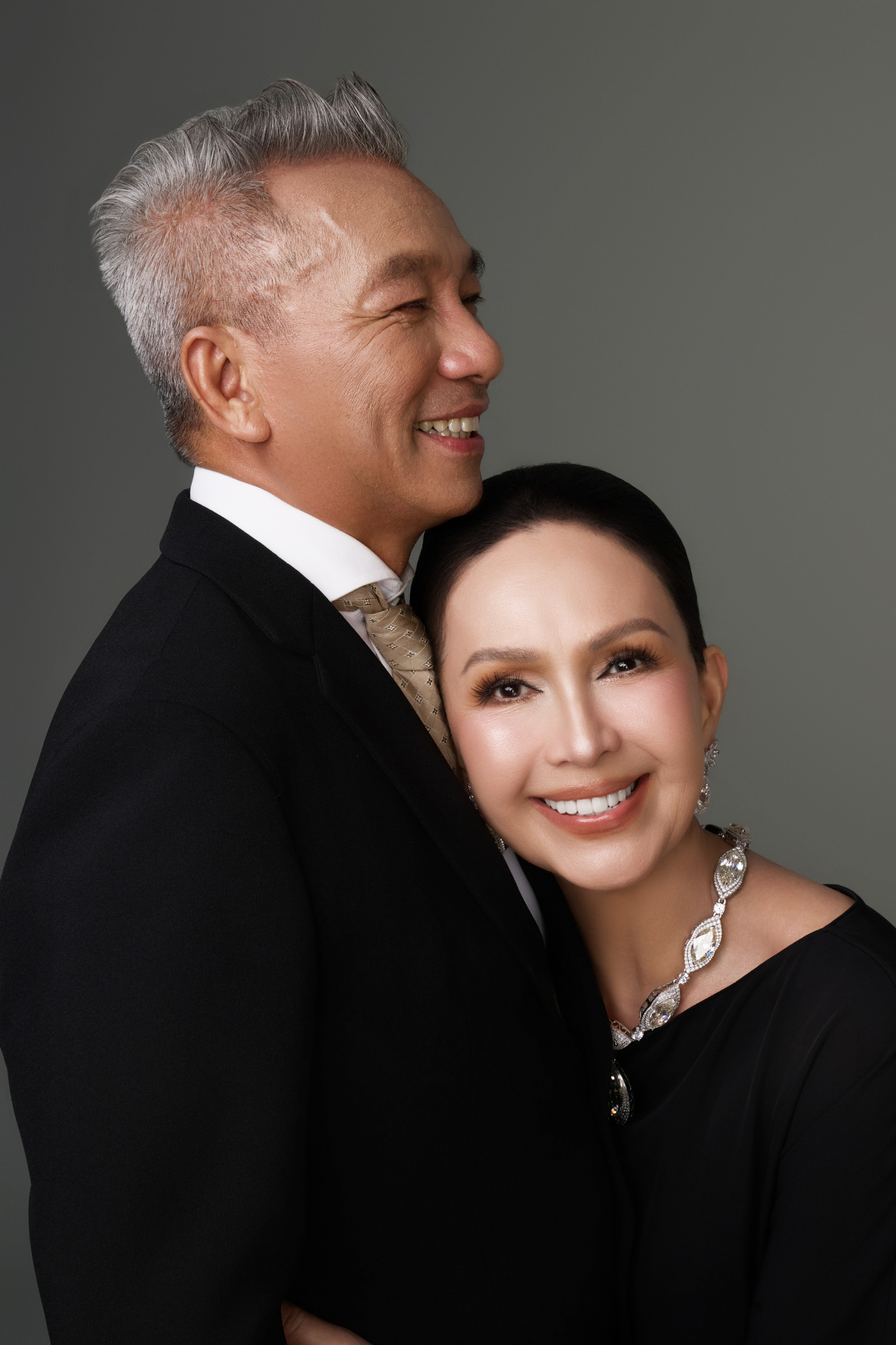 Đôi mắt của nữ diễn viên được nhấn nhẹ bằng gam nâu ấm, đường eyeliner thanh mảnh và hàng mi cong mềm, mang lại ánh nhìn dịu dàng nhưng vẫn sắc sảo. Son môi màu hồng đất hoặc nude ánh đào giúp tổng thể gương mặt hài hòa, sang trọng và phù hợp với độ tuổi.