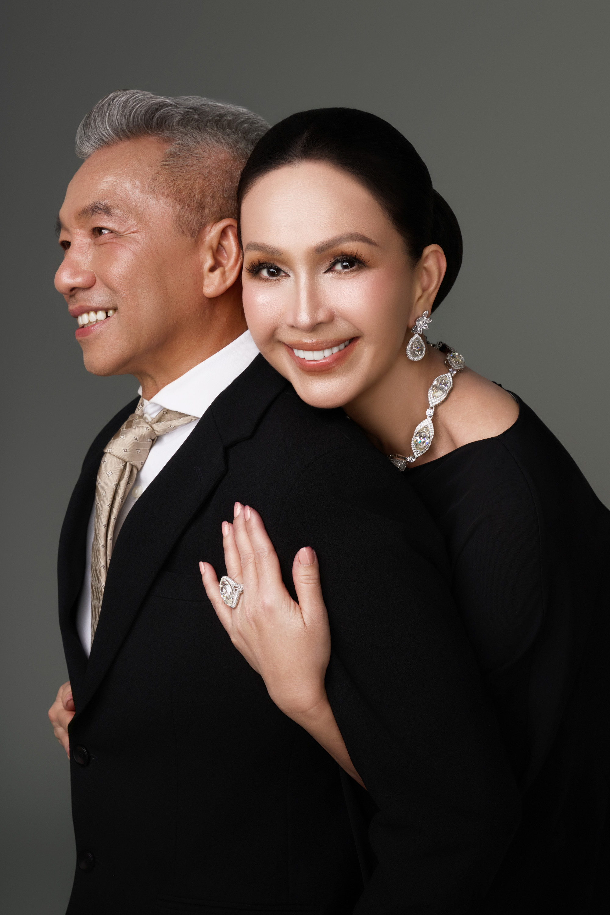 Đáng chú ý, Diễm My không chạy theo xu hướng trẻ hóa quá đà mà lựa chọn cách làm đẹp tôn trọng tuổi tác. Những nếp nhăn nhỏ nơi khóe mắt, nụ cười được giữ lại vừa đủ, góp phần tạo nên vẻ đẹp từng trải, đằm thắm. Chính sự tự tin với vẻ đẹp tự nhiên ấy khiến Diễm My trở thành hình ảnh tiêu biểu cho phong thái thanh lịch của người phụ nữ trưởng thành.