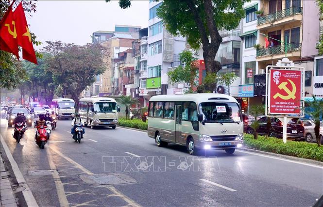 Đoàn xe đưa các đại biểu tới Trung tâm Hội nghị Quốc gia. Ảnh: Quốc Khánh/TTXVN