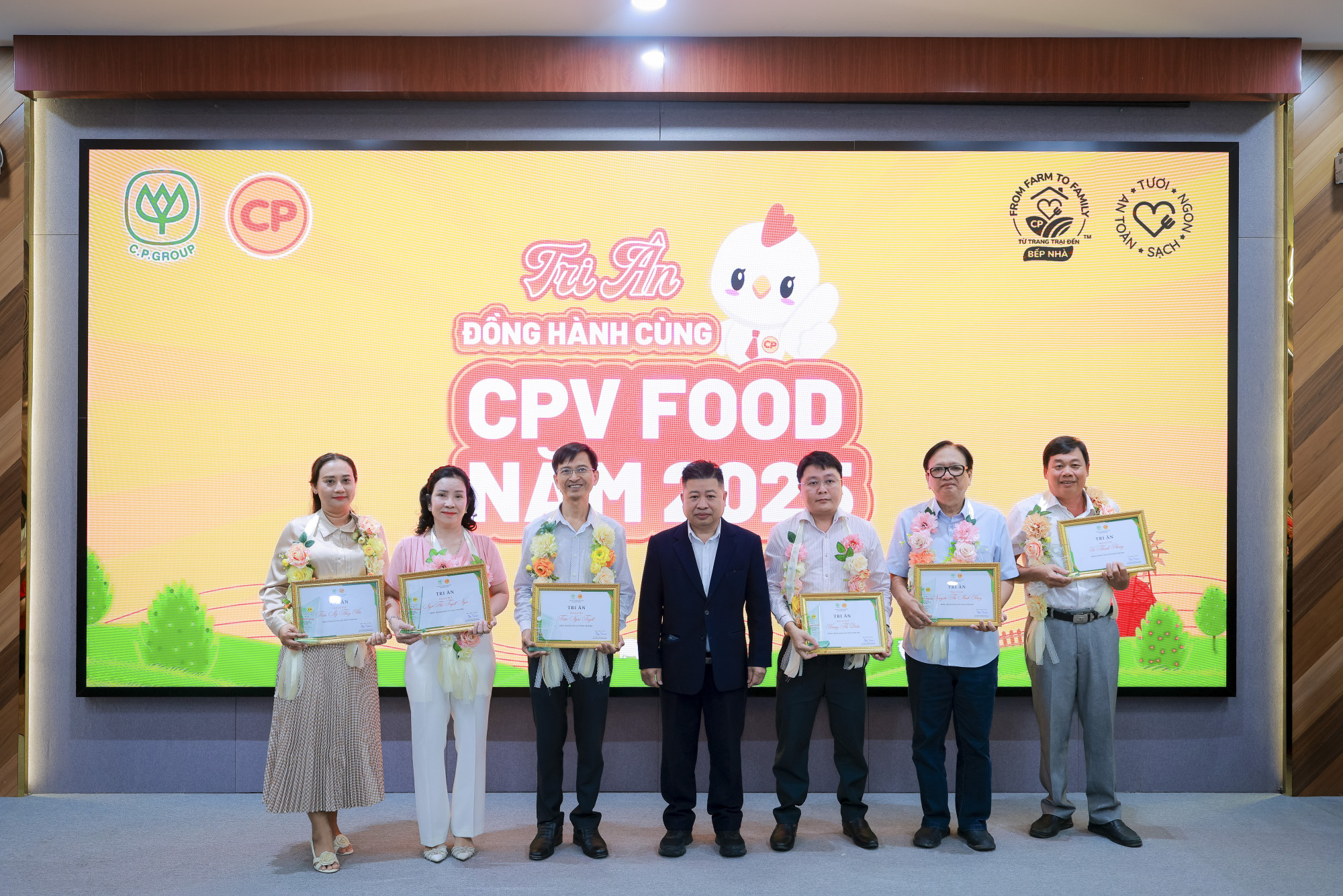 Đại diện CPV Food trao chứng nhận và kỷ niệm chương tri ân các trang trại gia công đã hợp tác và đồng hành cùng công ty - Ảnh: H.Q