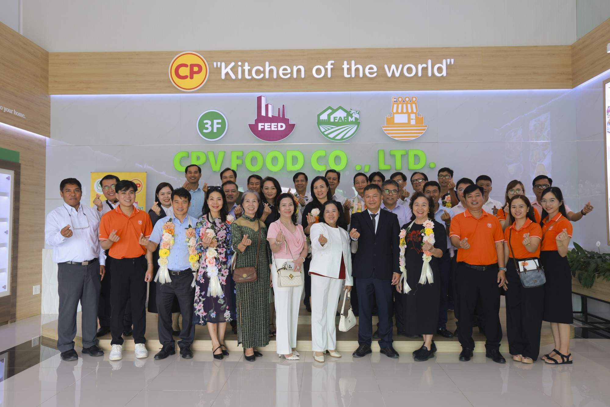 Ban Lãnh đạo CPV Food chụp ảnh lưu niệm cùng các chủ trang trại gia công - Ảnh: H.Q