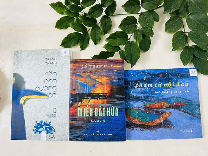 Các tác phẩm được trao giải Văn xuôi và Thơ - Ảnh: Hội Nhà văn Việt Nam