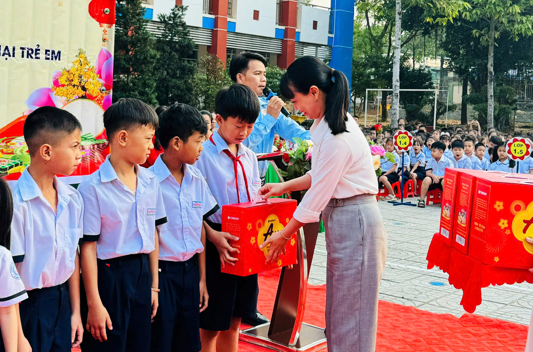 Kết hợp cùng nội dung tuyên truyền, Hội LHPN phường và Chi hội Phụ nữ khu phố 1A đã trao tặng 30 phần quà tết cho các em học sinh có hoàn cảnh khó khăn