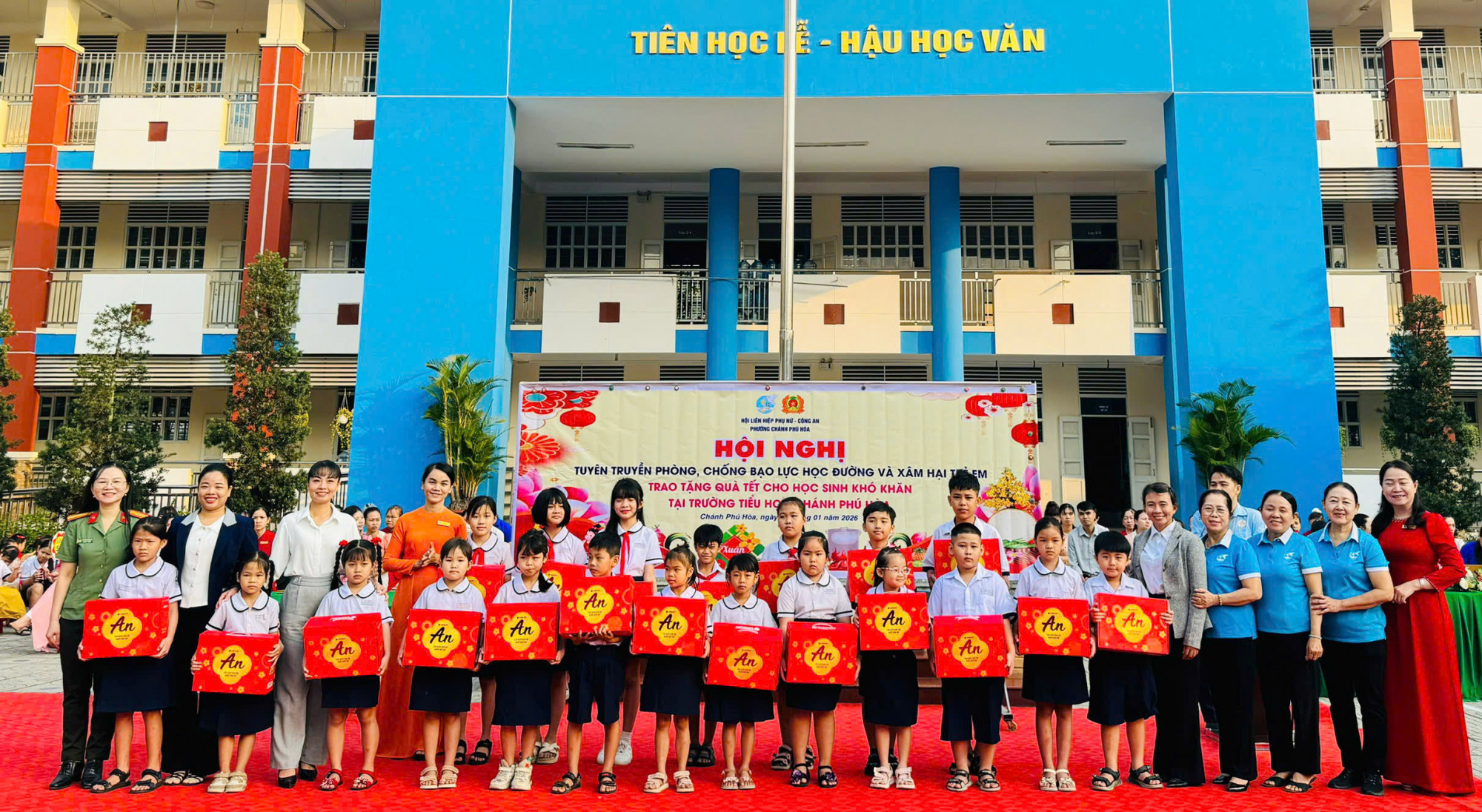 30 phần quà tết được trích từ Quỹ mô hình “Thu gom phế liệu” của Chi hộiChi hội Phụ nữ khu phố 1A