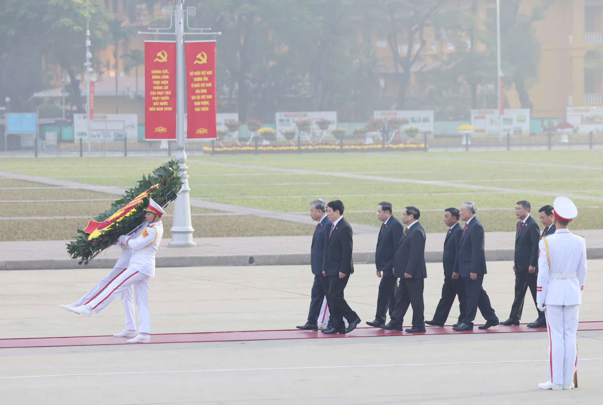 Sáng 19/1, trước giờ khai mạc phiên họp trù bị Đại hội đại biểu toàn quốc lần thứ XIV của Đảng, các đồng chí Ủy viên Bộ Chính trị: Tổng Bí thư Tô Lâm, Chủ tịch nước Lương Cường, Thủ tướng Chính phủ Phạm Minh Chính, Chủ tịch Quốc hội Trần Thanh Mẫn, Thường trực Ban Bí thư Trần Cẩm Tú; Bí thư Trung ương Đảng, Chủ tịch Ủy ban Trung ương Mặt trận Tổ quốc Việt Nam Bùi Thị Minh Hoài cùng các đồng chí Ủy viên Bộ Chính trị, Bí thư Trung ương Đảng và đại biểu dự Đại hội đại biểu toàn quốc lần thứ XIV của Đảng đã đặt hoa, vào Lăng viếng Chủ tịch Hồ Chí Minh/