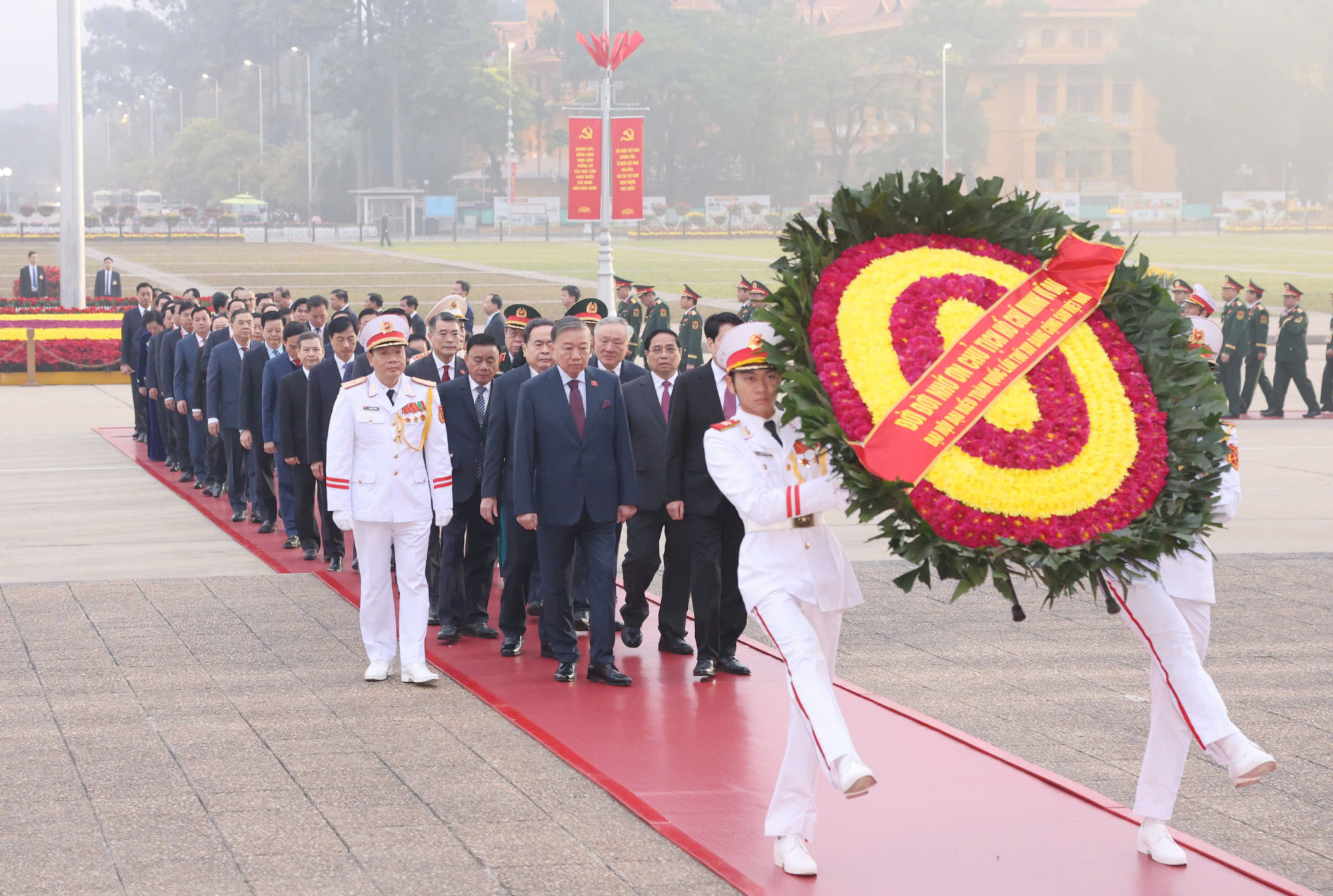 Vòng hoa của Đoàn mang dòng chữ: Đời đời nhớ ơn Chủ tịch Hồ Chí Minh vĩ đại.  