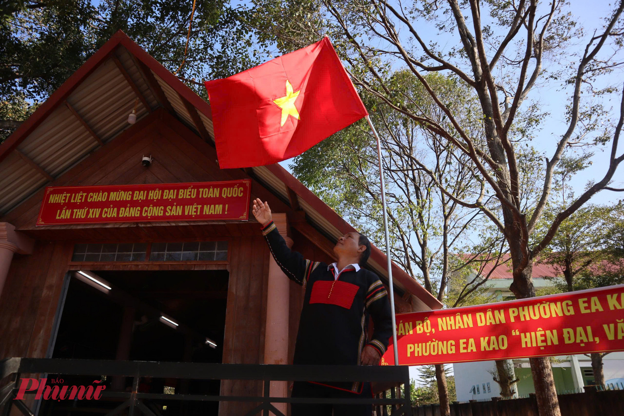  Những lá cờ Tổ quốc rực đỏ tung bay trên từng mái nhà dài truyền thống