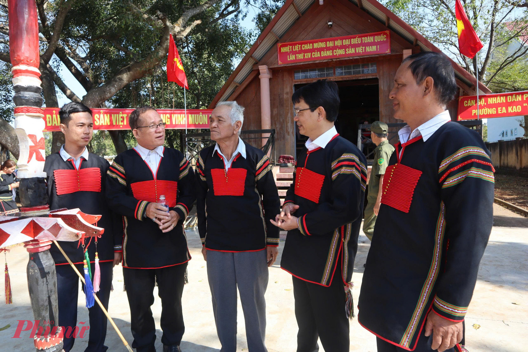 Người dân các buôn làng có các chính sách phát triển kinh tế - xã hội vùng đồng bào dân tộc thiểu số, nhất là trong việc bảo tồn và gìn giữ văn hóa truyền thống