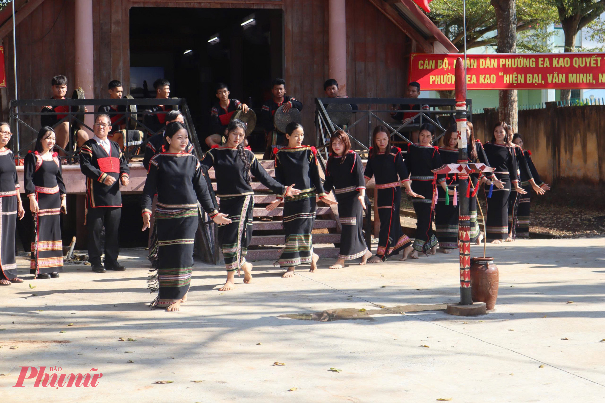 không khí hân hoan chào mừng Đại hội Đảng toàn quốc lần thứ XIV đã lan tỏa đến từng nếp nhà dài 