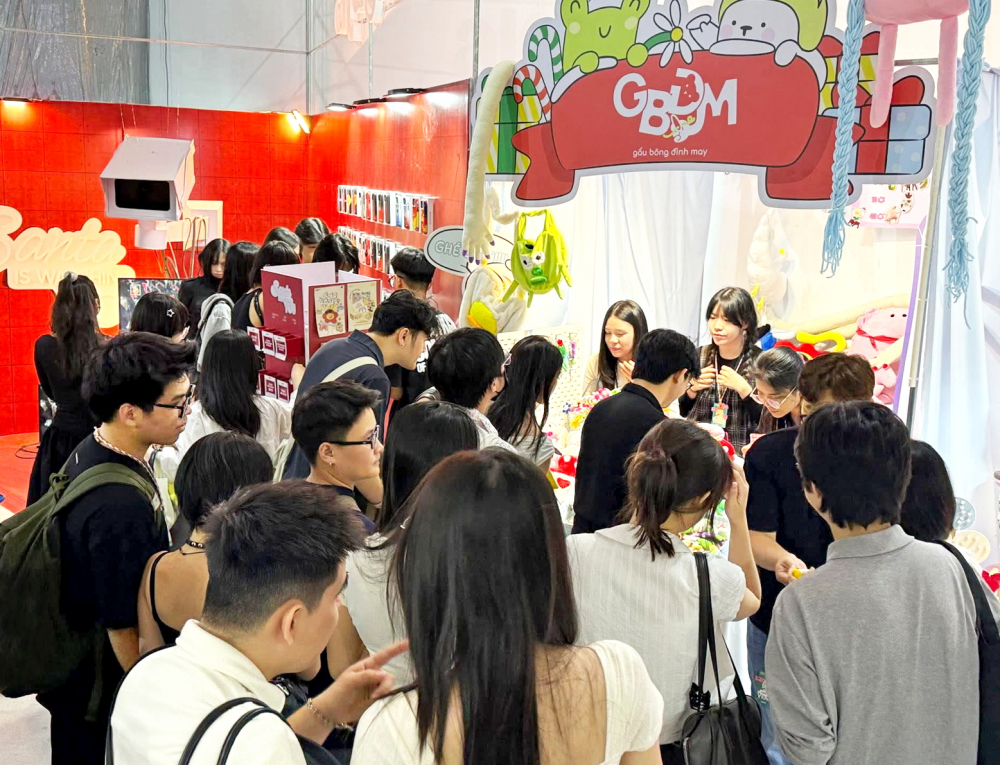 Rất nhiều bạn trẻ thích thú với sản phẩm của Gấu bông Đình May tại Lôcô Art Market - Nguồn ảnh: Fanpage Gấu bông Đình May