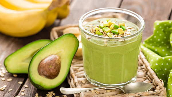 Sinh tố bơ – chuối – cacao mang kết cấu sánh mịn như kem, phù hợp với những ngày không muốn ăn quá nhiều nhưng vẫn cần năng lượng. Chỉ cần xay bơ chín cùng chuối đông lạnh, thêm chút bột cacao nguyên chất và sữa hạnh nhân là có ngay ly sinh tố thơm và ngậy. Chuối cung cấp kali giúp giảm tình trạng giữ nước, hạn chế cảm giác nặng nề vùng bụng. Cacao giàu polyphenol có tác dụng chống oxy hóa, giảm căng thẳng – yếu tố ảnh hưởng đến lão hóa da và cân nặng. Khi uống đều đặn, sinh tố bơ còn hỗ trợ tiêu hóa nhờ hàm lượng chất xơ, giúp hệ ruột hoạt động hiệu quả và làn da sáng khỏe. Đây là bữa sáng nhẹ nhàng nhưng vẫn đáp ứng đủ dinh dưỡng cho các cô nàng bận rộn.