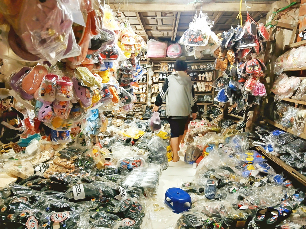 Cháu của tác giả được dạy cách đi chợ mua đồ, lựa đồ, trả giá từ sớm - Ảnh do tác giả cung cấp