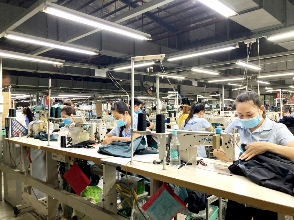 Công nhân Công ty May mặc Garmex Saigon (phường Gò Vấp, TPHCM)  chủ động học thêm kỹ năng cắt may trên máy điện tử để thích ứng với dây chuyền sản xuất hiện đại