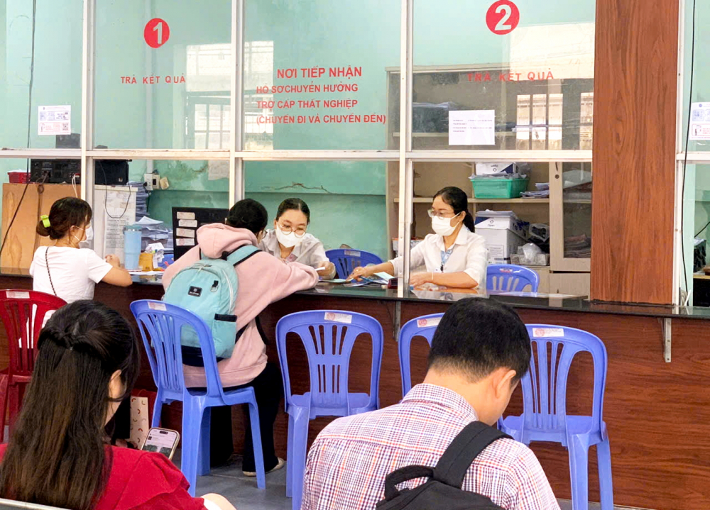 Nhiều người trẻ đến Trung tâm Dịch vụ việc làm TPHCM làm thủ tục hưởng trợ cấp thất nghiệp