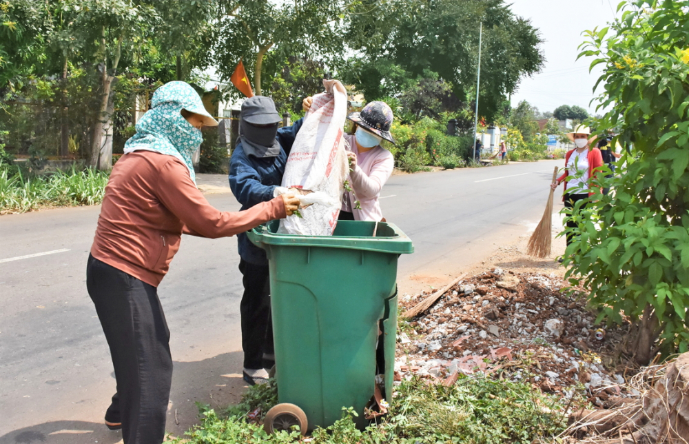 Phụ nữ xã Nghĩa Thành, TPHCM, chung tay thu gom rác trên đường quê