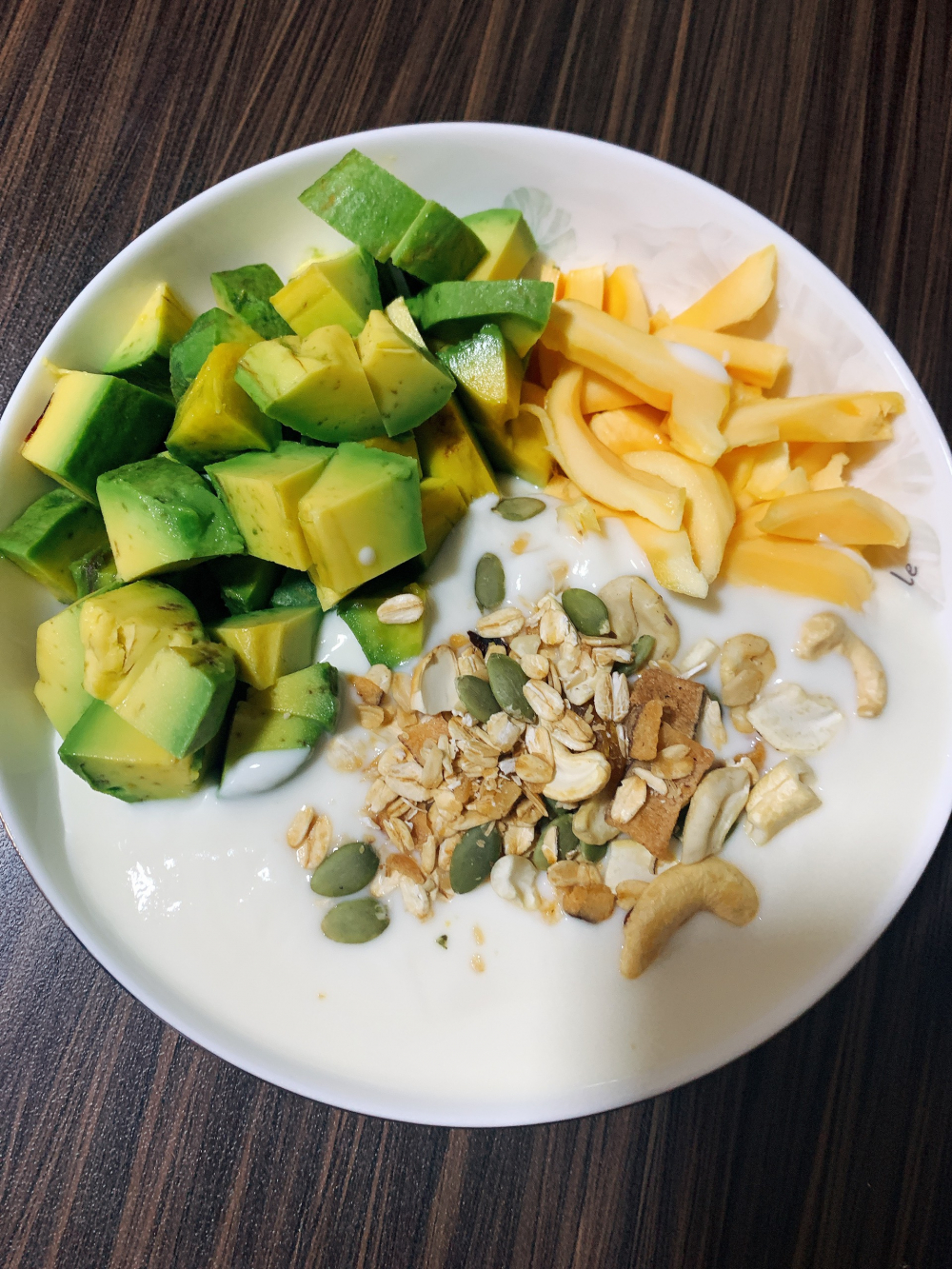 Bơ trộn sữa hạt và granola là bữa sáng “thời thượng” được nhiều người theo đuổi lifestyle xanh lựa chọn. Chỉ cần cắt bơ thành khối, đổ sữa hạt (như hạnh nhân hoặc óc chó) và thêm granola, là đã có món ăn vừa giòn, vừa béo, vừa thơm. Sữa hạt cung cấp omega-3 và vitamin E giúp nuôi dưỡng da và tóc, đồng thời hỗ trợ tim mạch. Granola chứa yến mạch và hạt giàu chất xơ giúp tiêu hóa tốt và ổn định đường huyết. Khi kết hợp cùng bơ, món ăn trở nên giàu dưỡng chất nhưng không gây nặng bụng, tạo cảm giác no đến nhiều giờ. Đây là công thức phù hợp với phụ nữ muốn duy trì lối sống lành mạnh, chú trọng dưỡng da, giảm viêm và giữ vóc dáng gọn gàng.