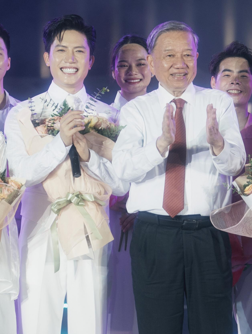 Ca sĩ Anh Tú và Tổng bí thư Tô Lâm - Ảnh: FBNV