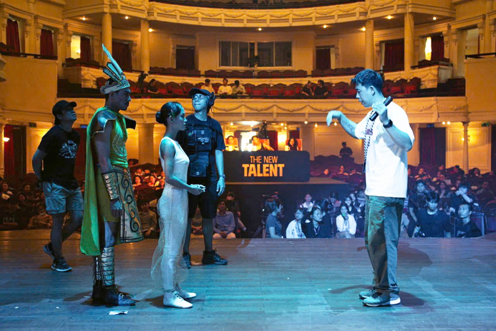 Đạo diễn Đỗ Quốc Trung (phải) đang làm việc với các diễn viên  trong phim Con kể ba nghe - Ảnh do nhân vật cung cấp