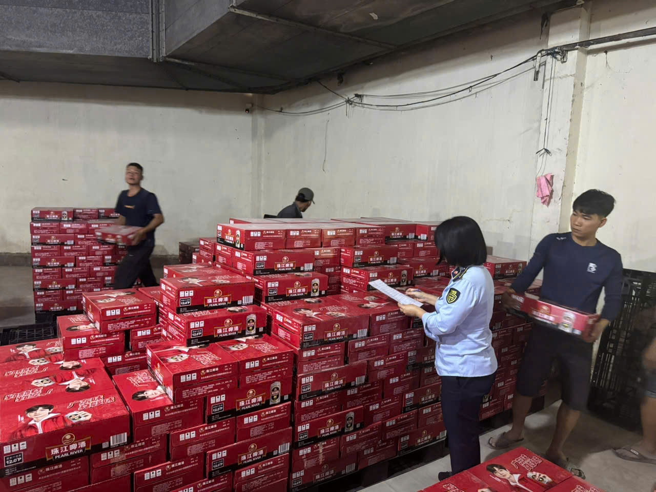 Kho hàng ngoại không rõ xuất xứ bị lực lượng chức năng phát hiện tại phường Tân Phú