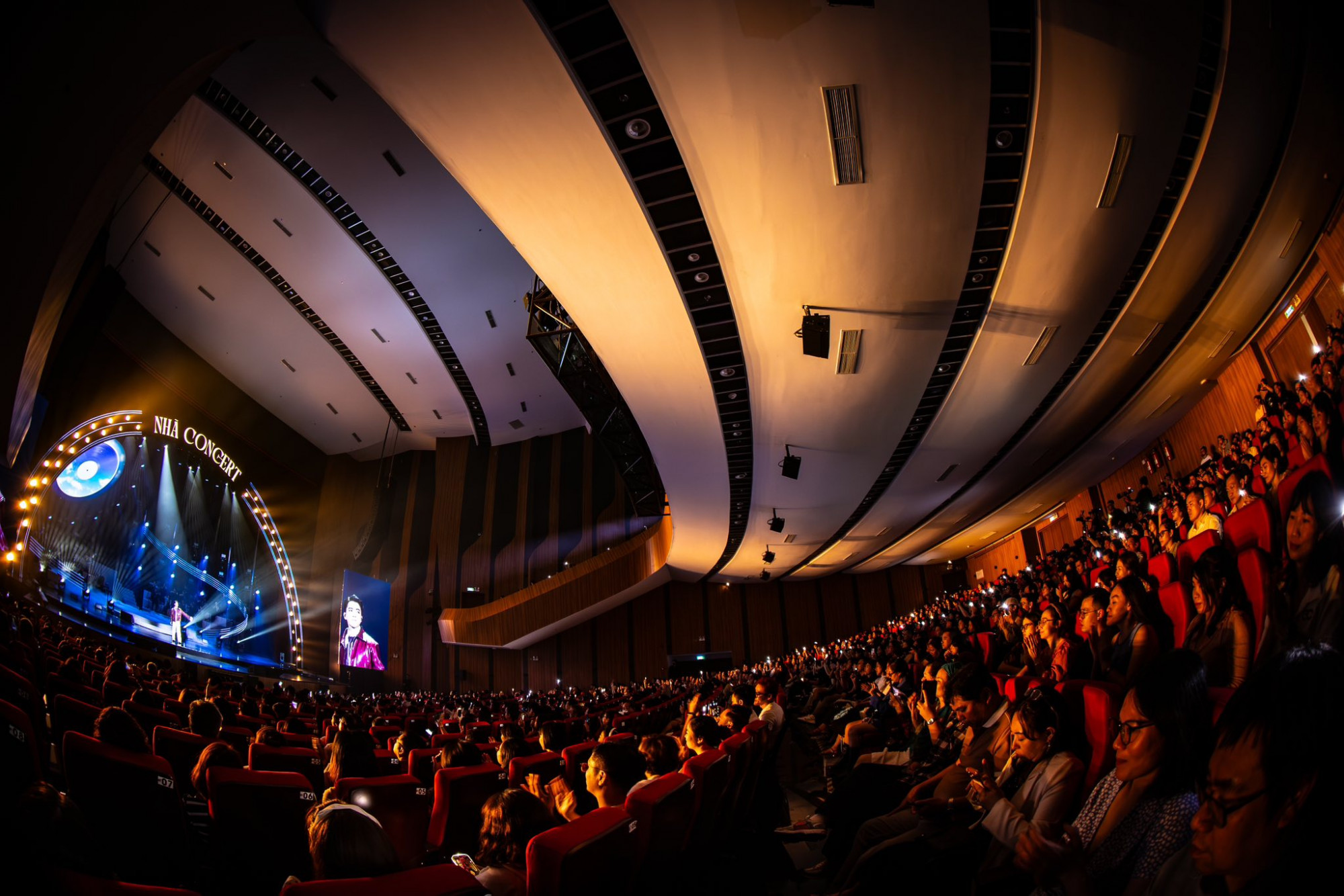 Show diễn tại Nhà hát Hoà bình của Lân Nhã quy tụ đông khán giả