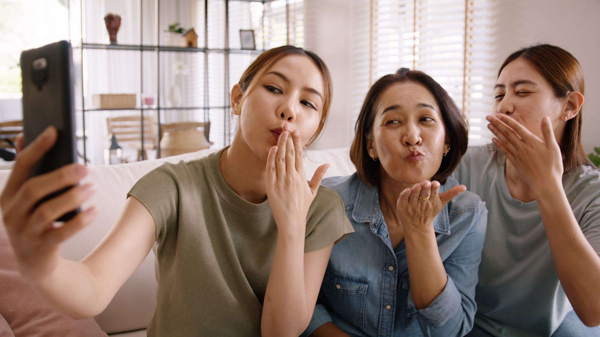 Khác biệt thế hệ khiến cha mẹ khó hòa đồng với Gen Z - ảnh minh họa: Shutterstock