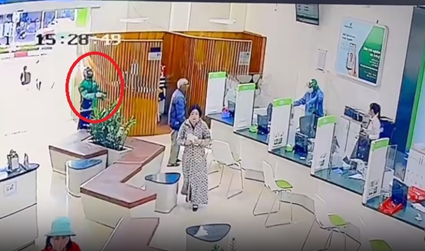 Các đối tượng dùng vật nghi là súng để khống chế, đe dọa nhân viên ngân hàng - ảnh: MXH