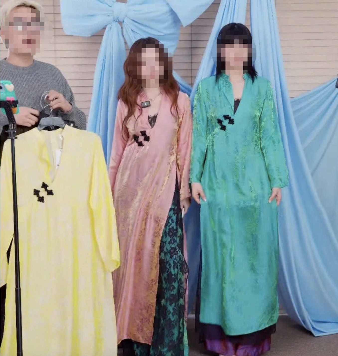 Mẫu áo dài cách tân mang tên Mợ Xuân Trà khiến dư luận phản ứng, buộc thương hiệu phải thu hồi vừa qua