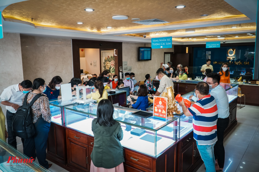 Dù giá vàng tăng rất cao nhưng nhiều người vẫn có nhu cầu mua vào vì kỳ vọng giá vàng sẽ tiếp tục lập đỉnh mới - Ảnh: Tam Nguyên