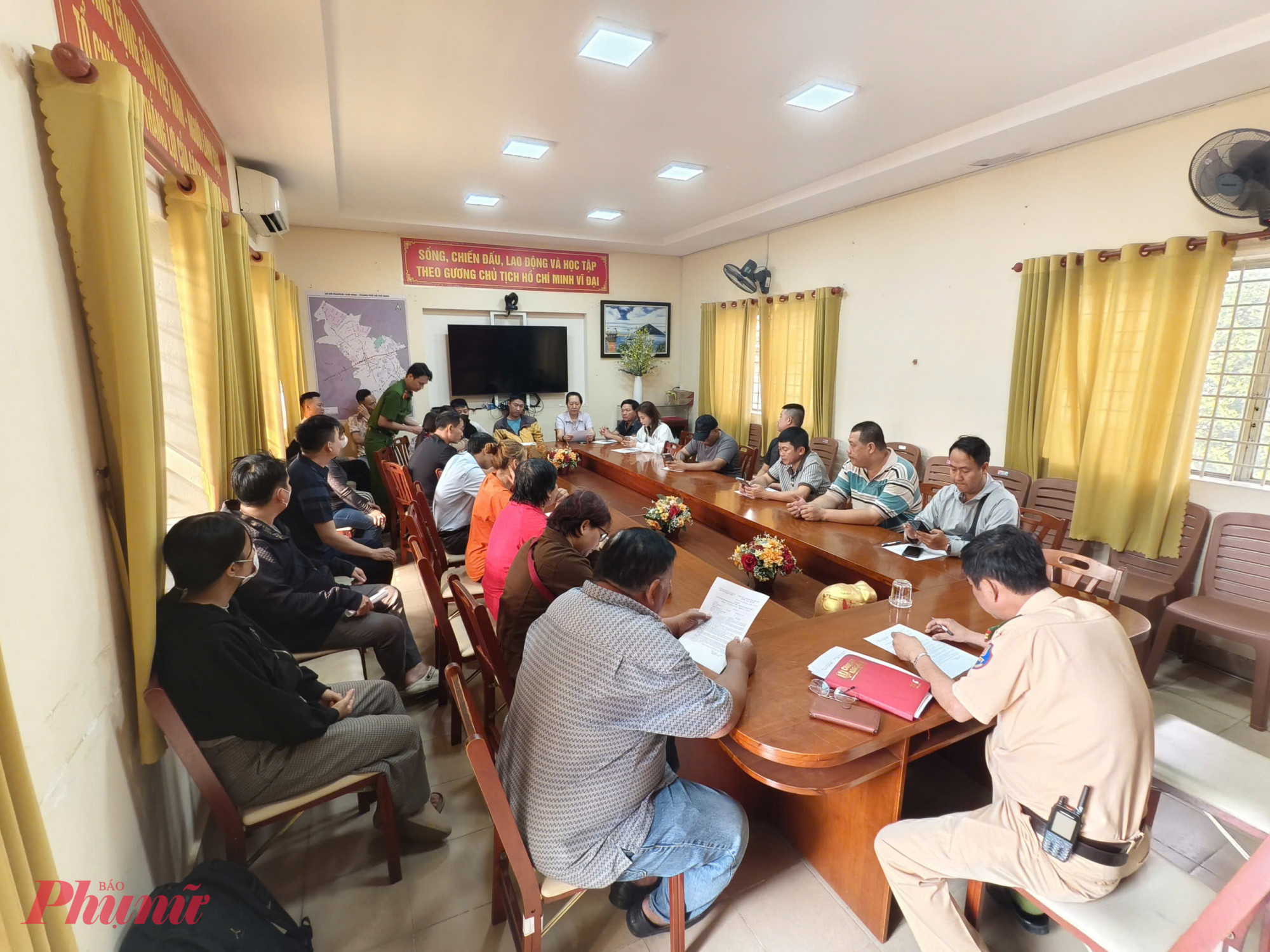 Buổi tuyên truyền có hơn 100 chủ quán nhậu, nhà hàng tham dự.