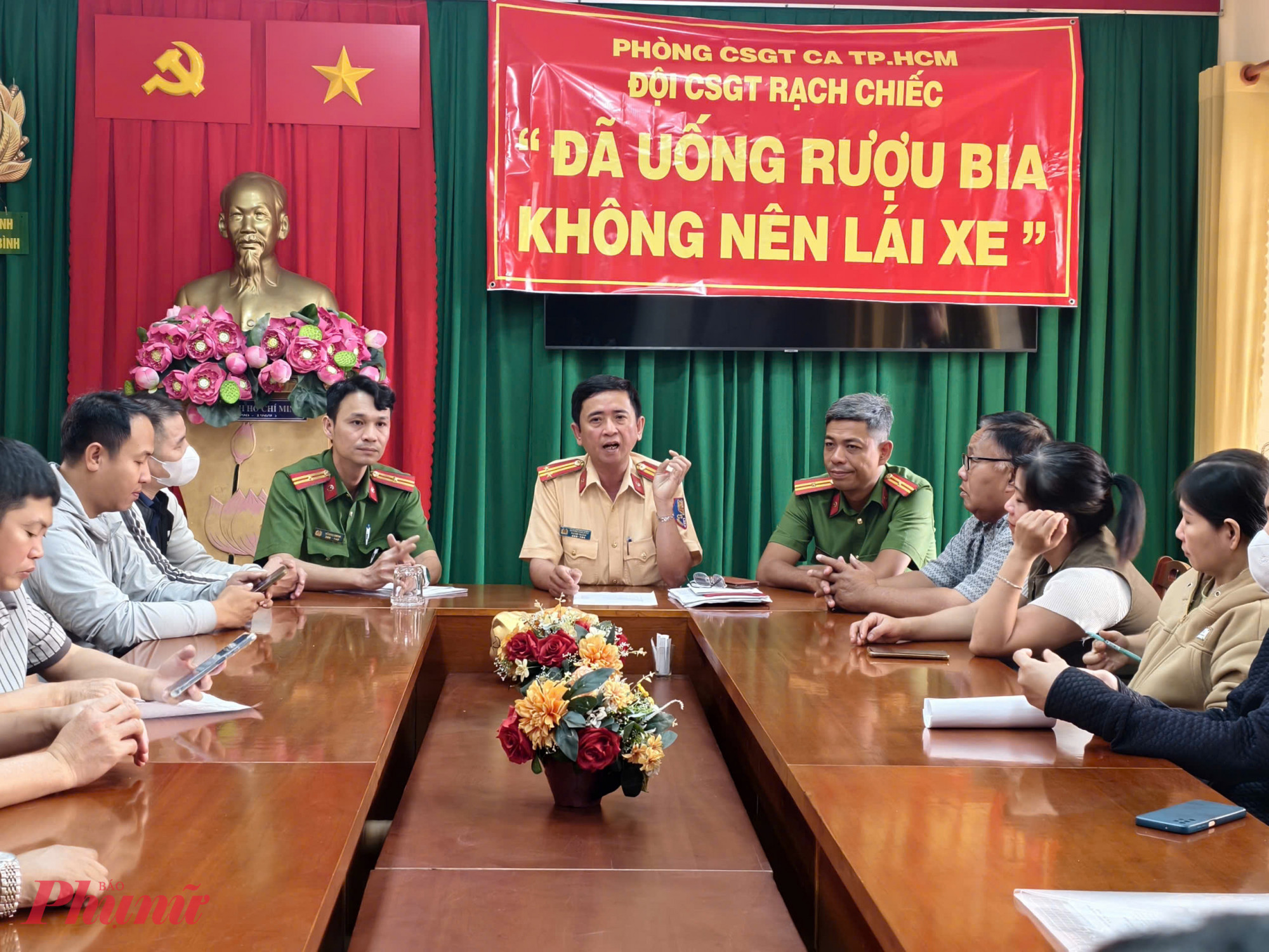 Công an phường Tam Bình phối hợp cùng Đội CSGT tổ chức buổi gặp gỡ tuyên truyền với các chủ quán, nhà hàng trên địa bàn.