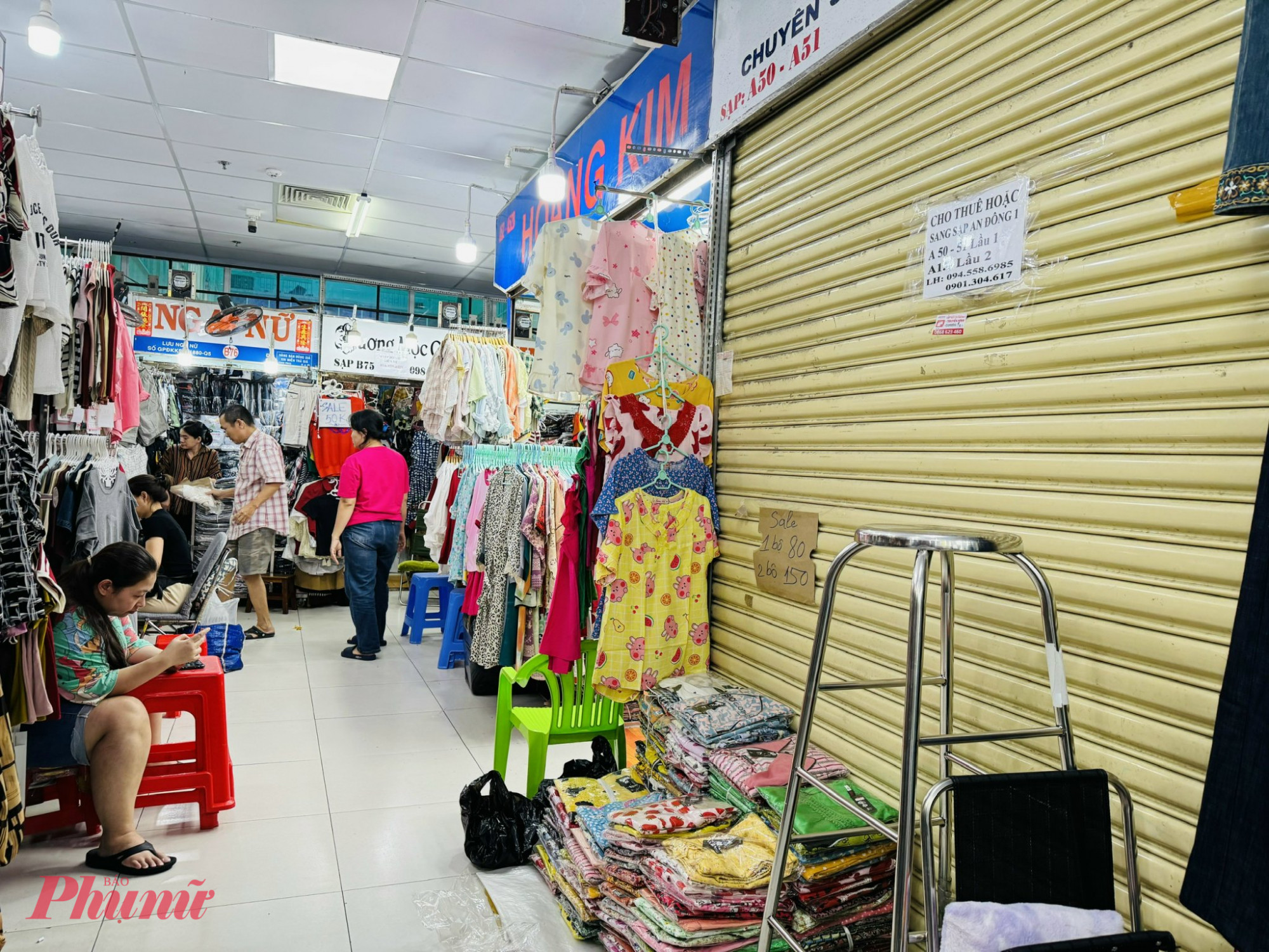 Theo chia sẻ của một chủ sạp ở tầng 1, chị chọn đóng cửa vì 2 lý do, vừa kinh doanh ế ẩm, vừa chịu áp lực của quy định thuế kê khai mới 